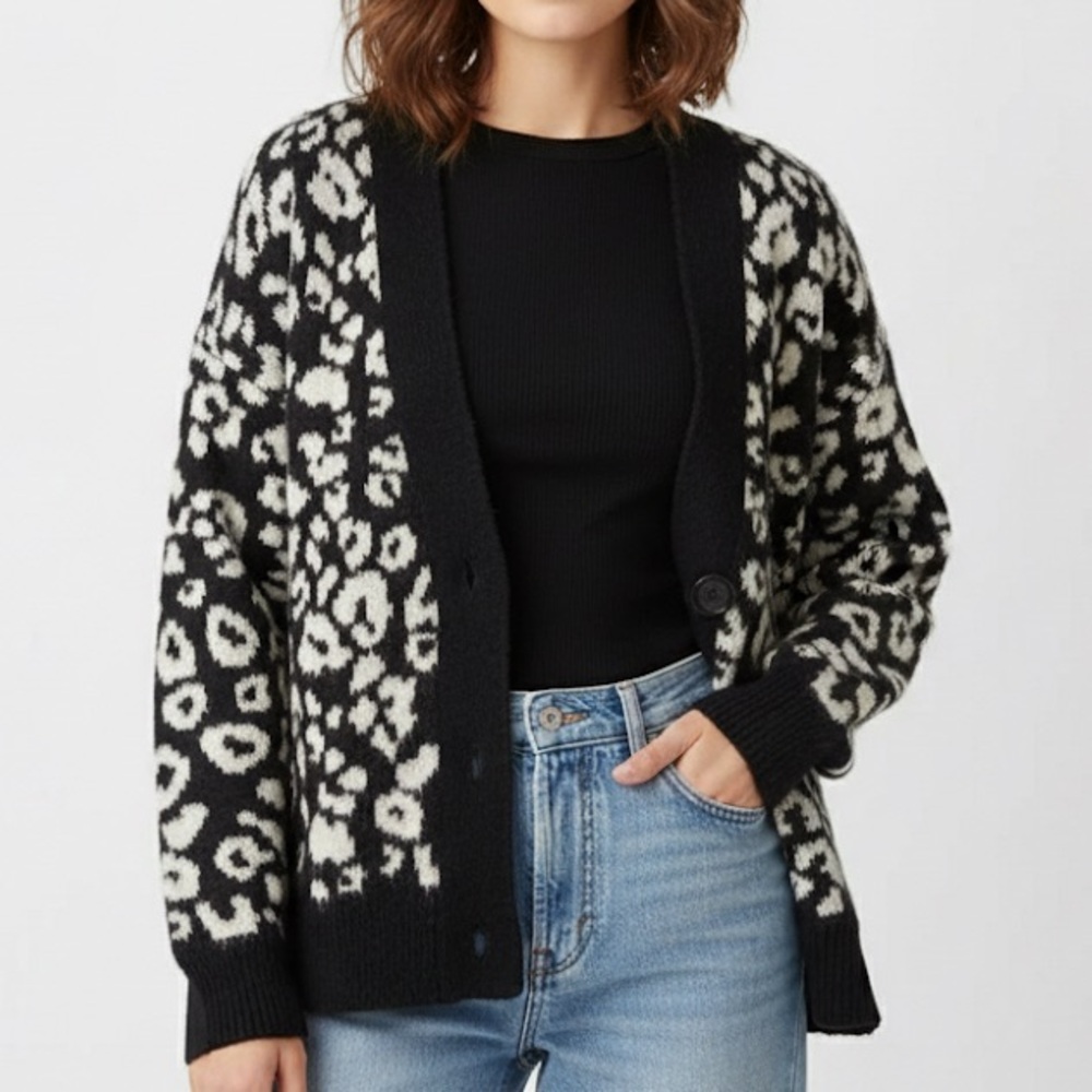 Universal thread leopard cardigan